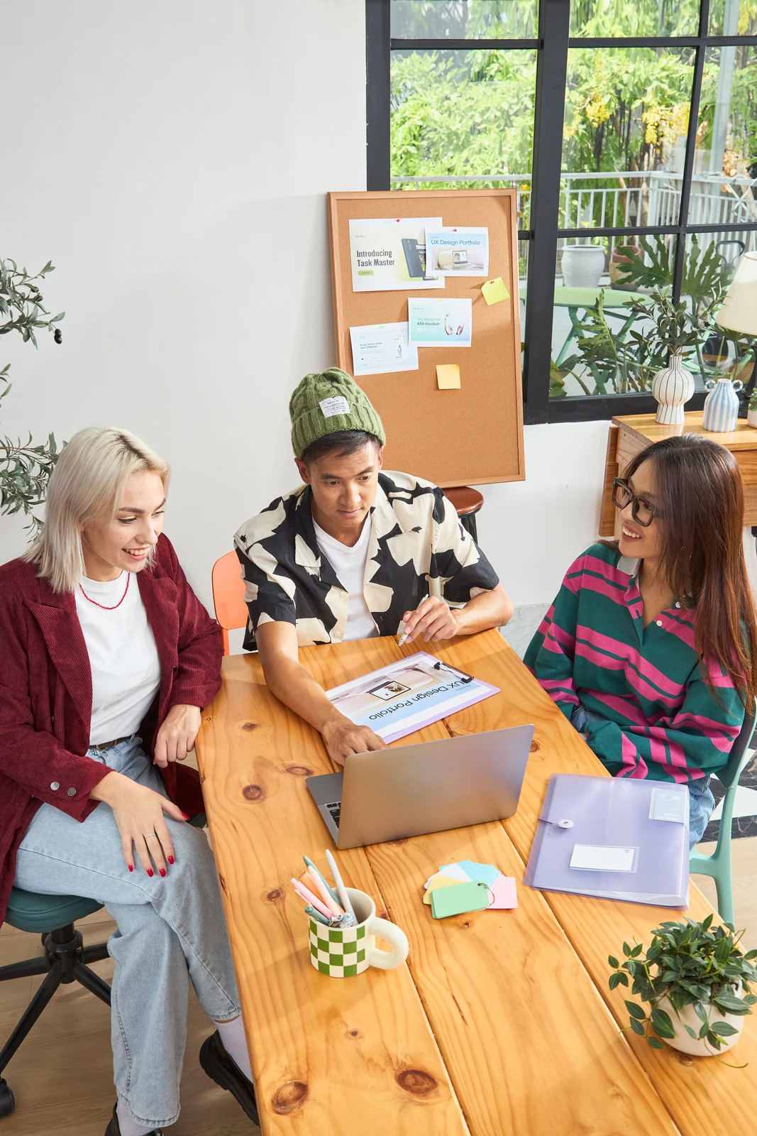 Jóvenes creando contenido para TikTok Ads